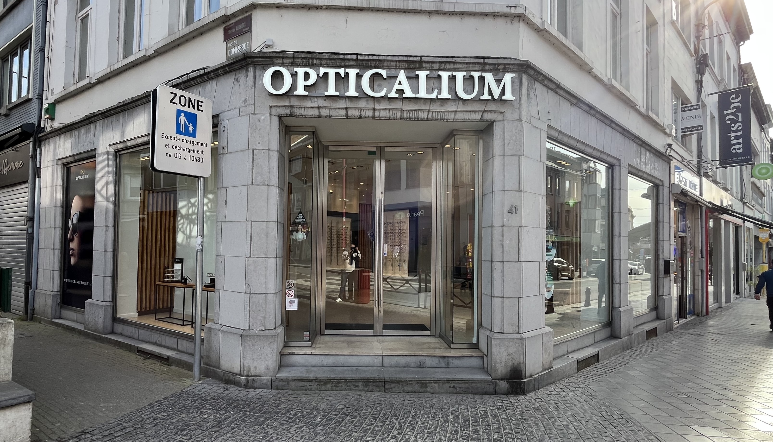 Vue extérieure de la boutique 'Opticalium'.
