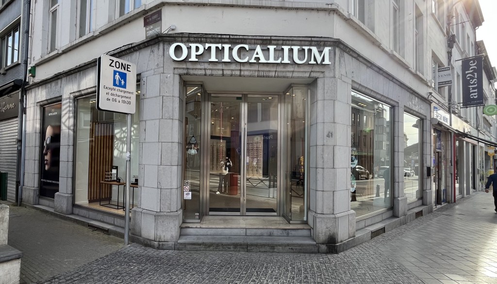 Vue extérieure de la boutique 'Opticalium'.